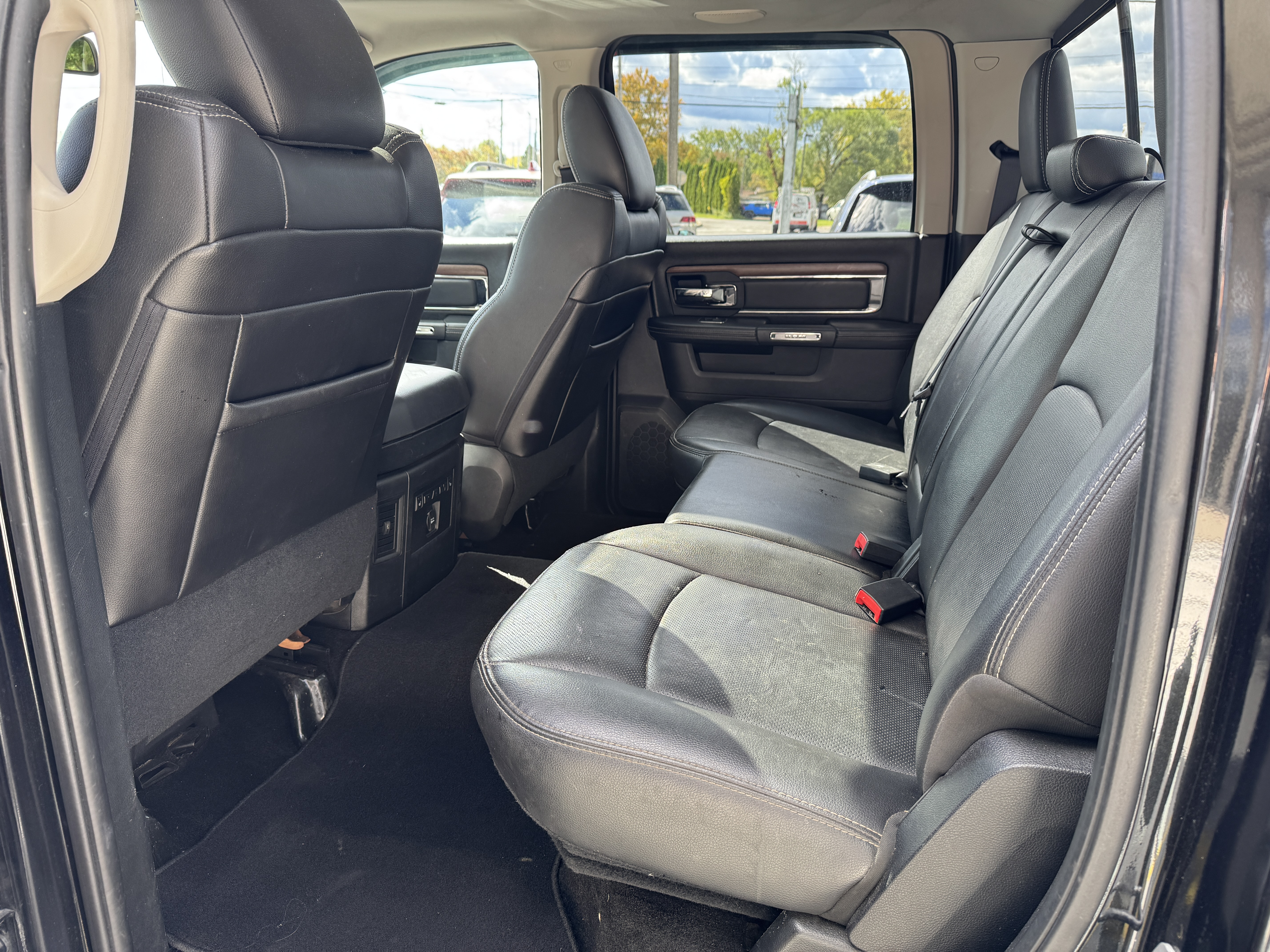 Used 2015 RAM 1500 4x4 Crew Cab Laramie image 11