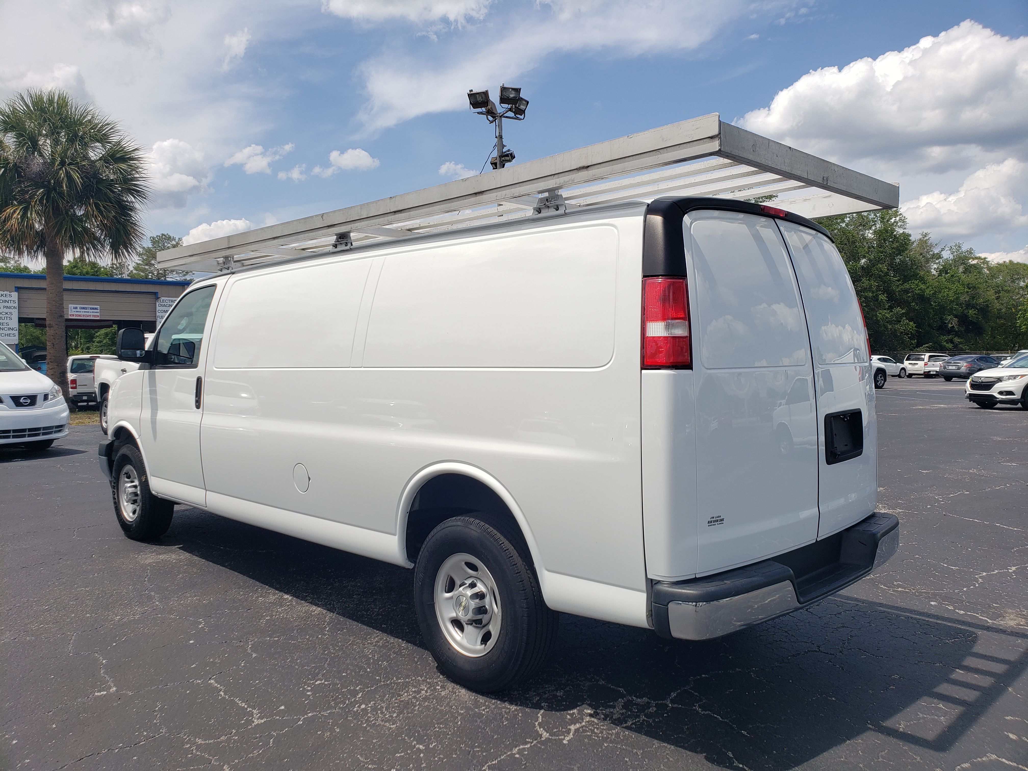 Used 2022 Chevrolet Express 3500 Extended RWD image 3