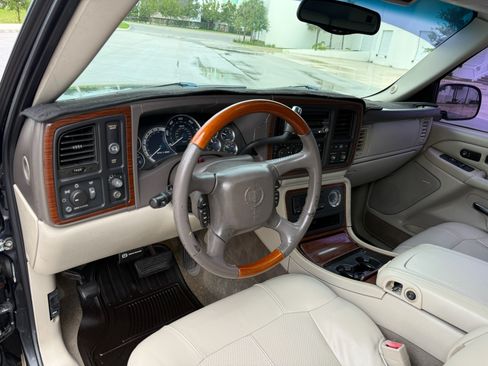 Used 2002 Cadillac Escalade image 10