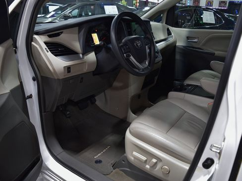 Used 2015 Toyota Sienna LE image 15