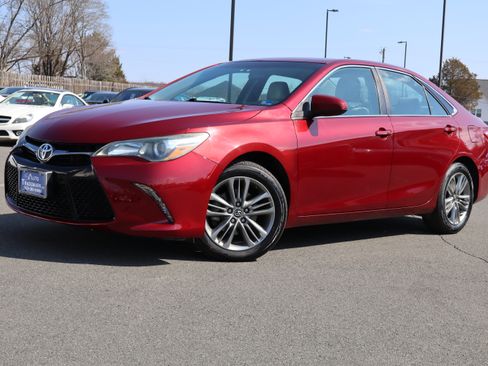 Used 2016 Toyota Camry SE image 2