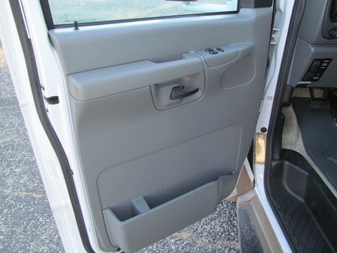 Used 2004 Ford E-350 and Econoline 350 Super Duty RWD image 20