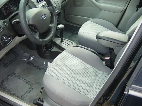 Used 2006 Ford Focus ZX4 Sedan FWD image 5