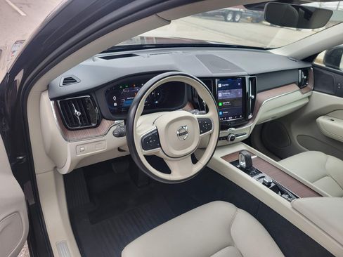 Used 2022 Volvo XC60 B5 Momentum image 10