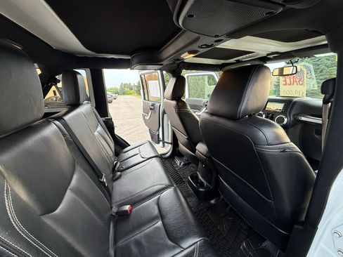 Used 2017 Jeep Wrangler 4WD Unlimited Sahara image 14
