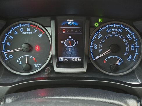 Used 2017 Toyota Tacoma TRD Sport image 26