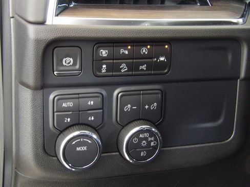 Used 2025 Chevrolet Suburban Z71 image 28