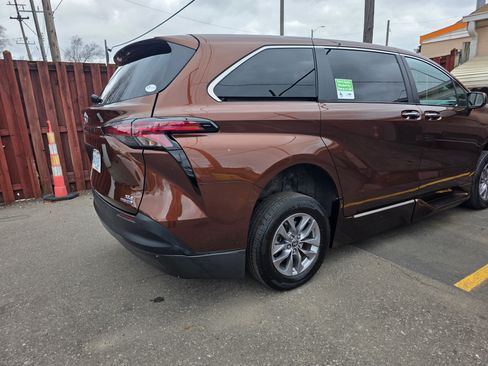 Used 2022 Toyota Sienna XLE image 5