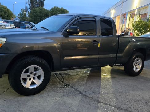 Used 2010 Toyota Tacoma SR5 image 14