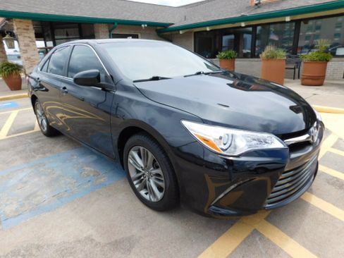 Used 2017 Toyota Camry SE Sedan 4D FWD image 2