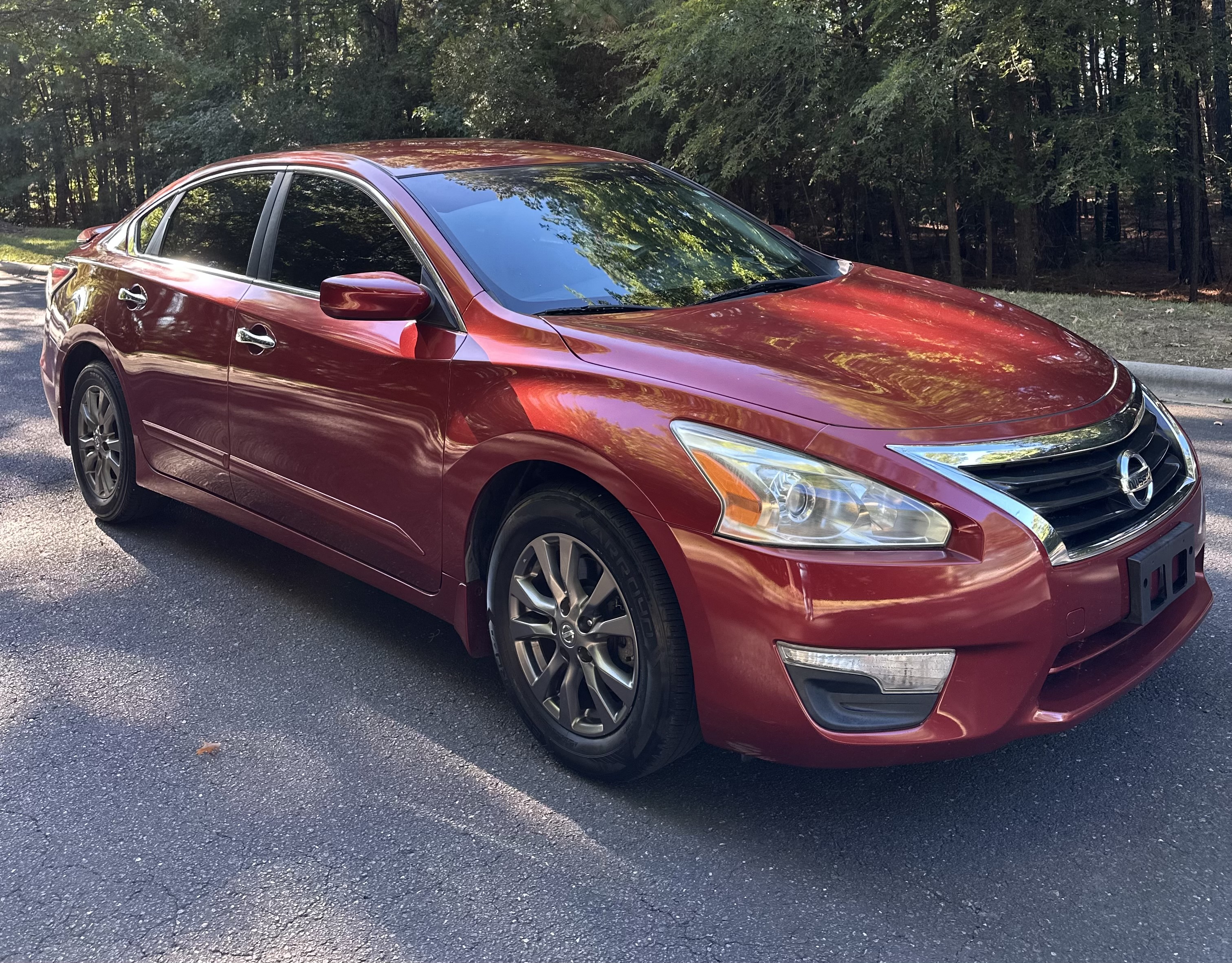 Used 2015 Nissan Altima SV FWD image 1