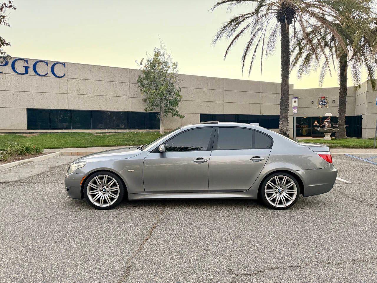 Used 2010 BMW 550i w/ M-Sport Package RWD image 2