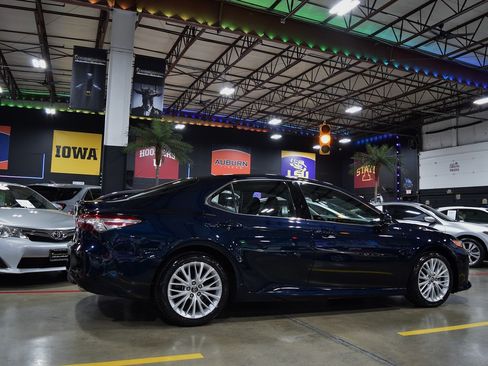 Used 2018 Toyota Camry XLE image 8