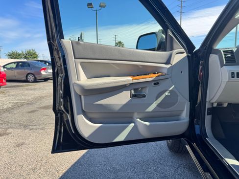 Used 2009 Jeep Grand Cherokee Limited image 24