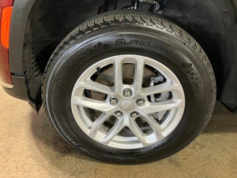 Used 2023 Jeep Grand Cherokee L Laredo image 6