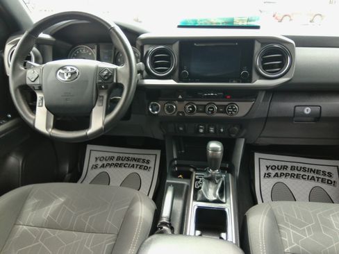Used 2018 Toyota Tacoma TRD Off-Road image 32