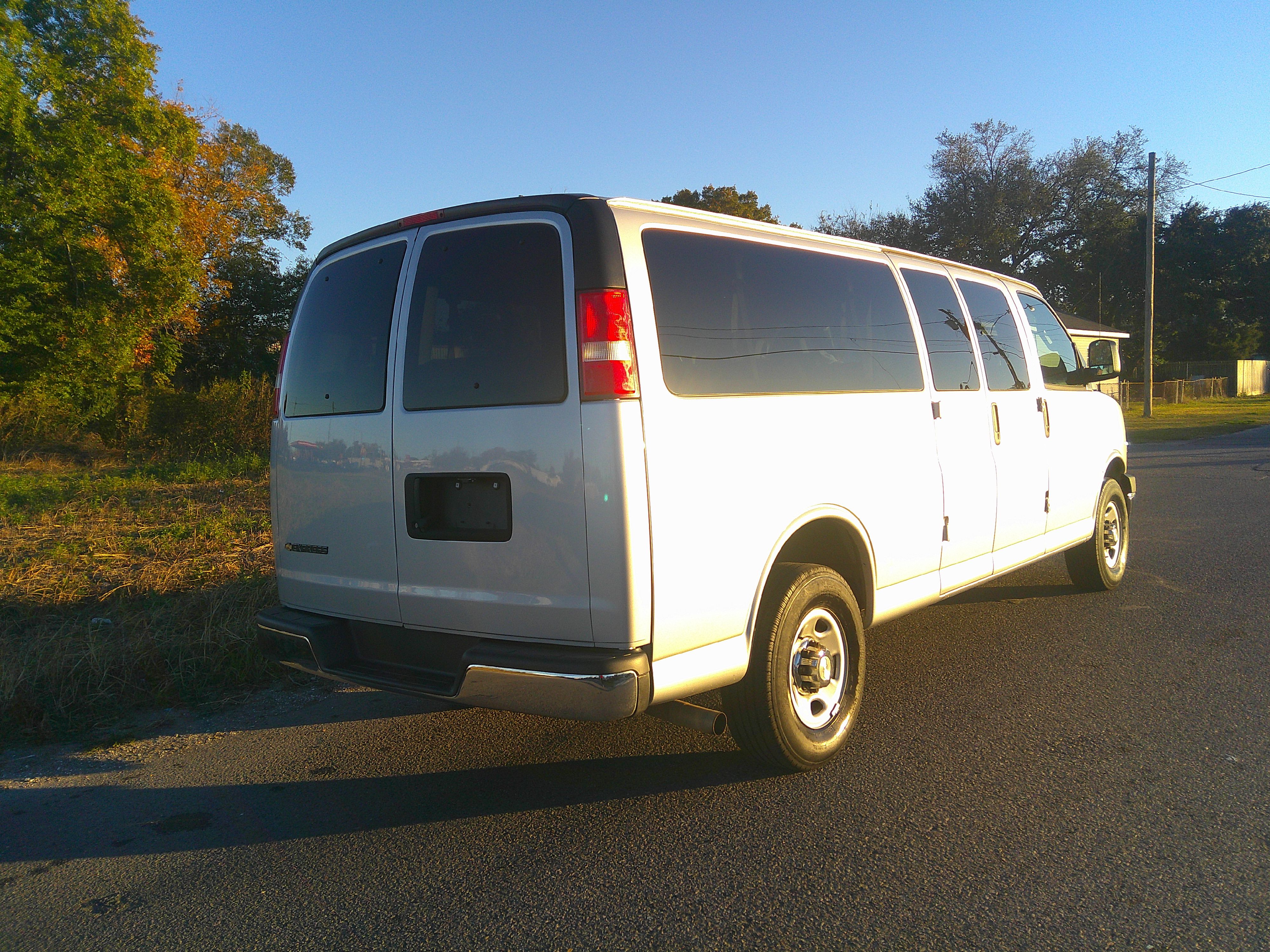 Used 2017 Chevrolet Express 3500 LT Extended Passenger RWD image 3