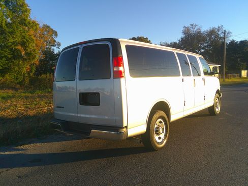 Used 2017 Chevrolet Express 3500 LT Extended Passenger RWD image 3
