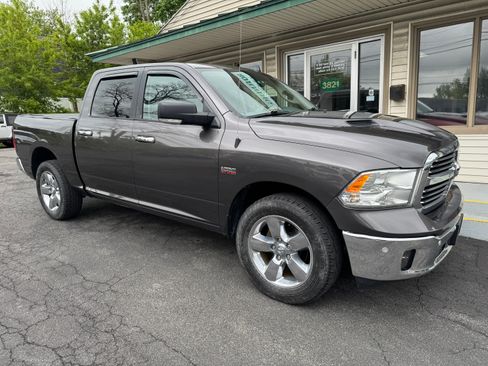 Used 2017 RAM 1500 4x4 Crew Cab Big Horn image 2