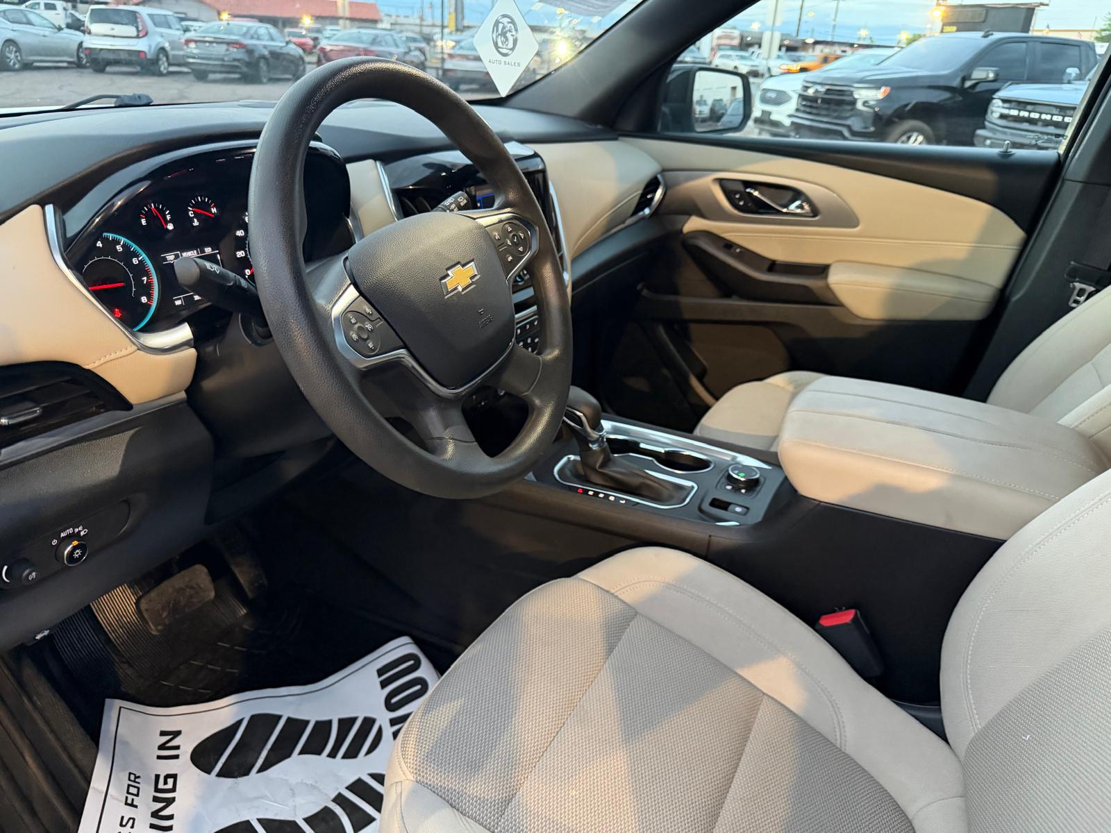Used 2022 Chevrolet Traverse AWD LS image 9