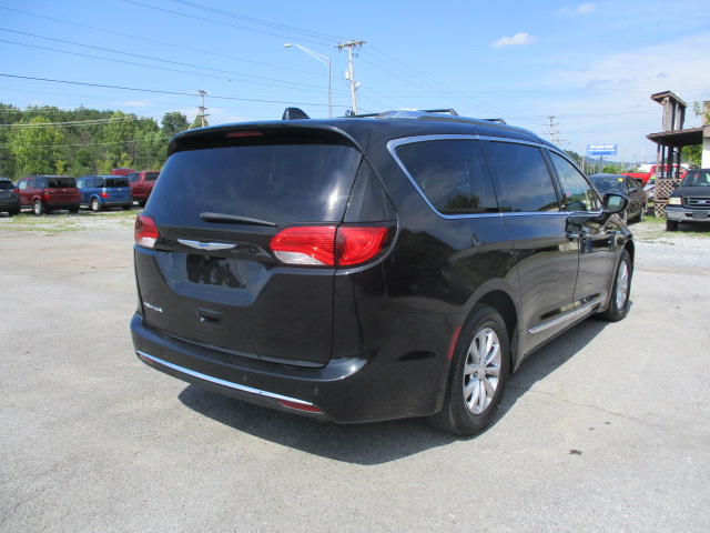 Used 2018 Chrysler Pacifica Touring-L FWD image 6