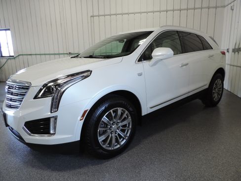Used 2017 Cadillac XT5 Luxury AWD/4WD image 2