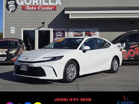 Used 2025 Toyota Camry LE image 3