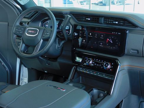 Used 2025 GMC Sierra 2500 4x4 Crew Cab AT4 image 30