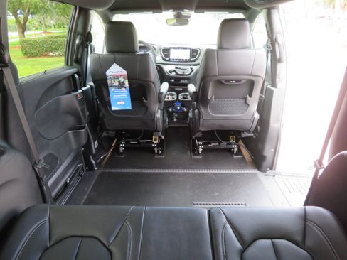 Used 2025 Chrysler Pacifica Select image 37