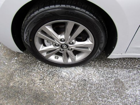 Used 2017 Hyundai Elantra SE image 10