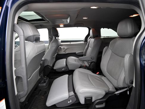 Used 2022 Toyota Sienna Limited image 46