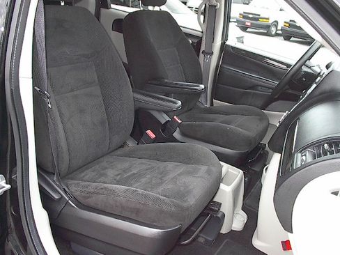 Used 2016 Dodge Grand Caravan SE image 10