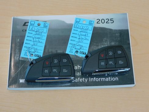 Used 2025 Chevrolet Suburban Z71 image 35