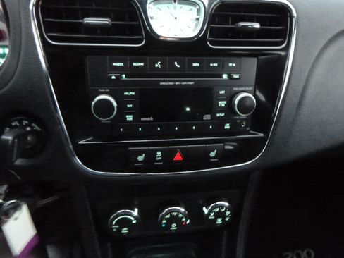 Used 2014 Chrysler 200 Limited image 21