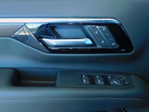 New 2026 Chevrolet Suburban Premier image 19
