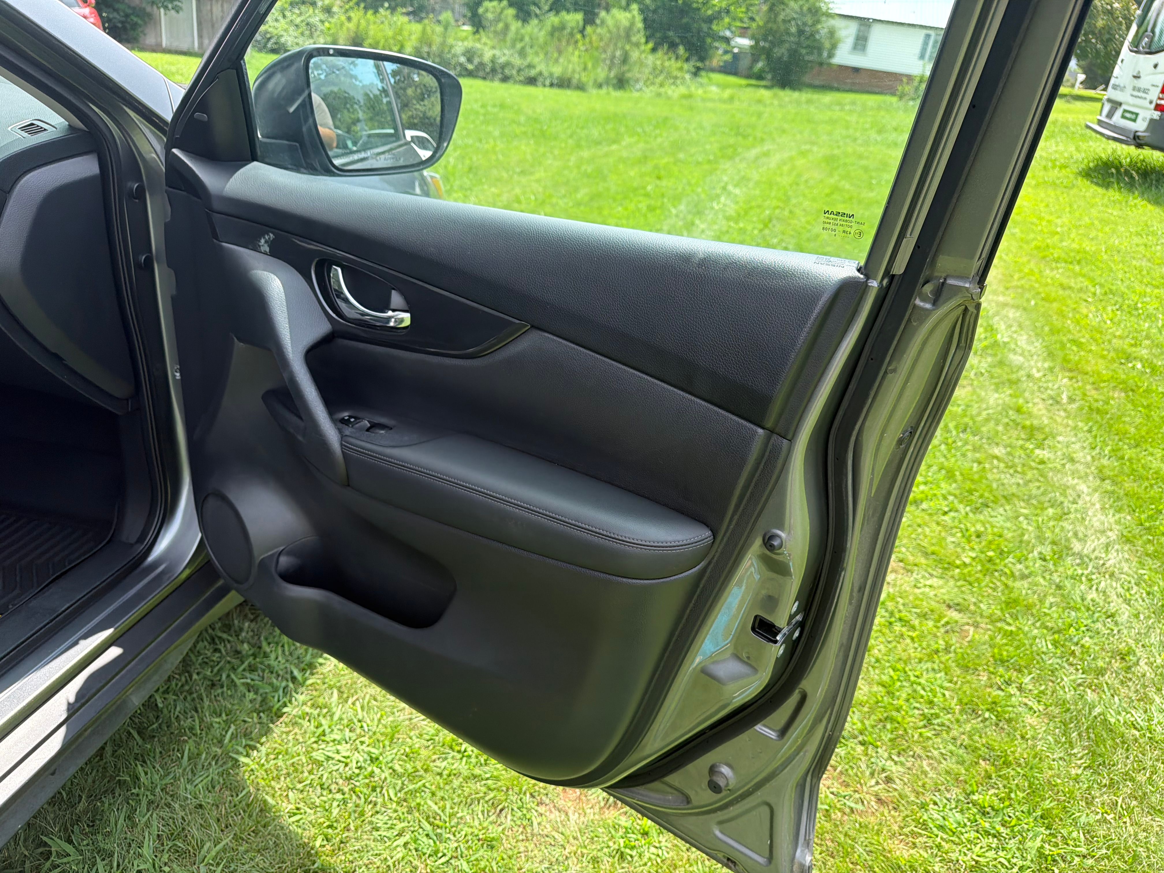 Used 2018 Nissan Rogue AWD image 38