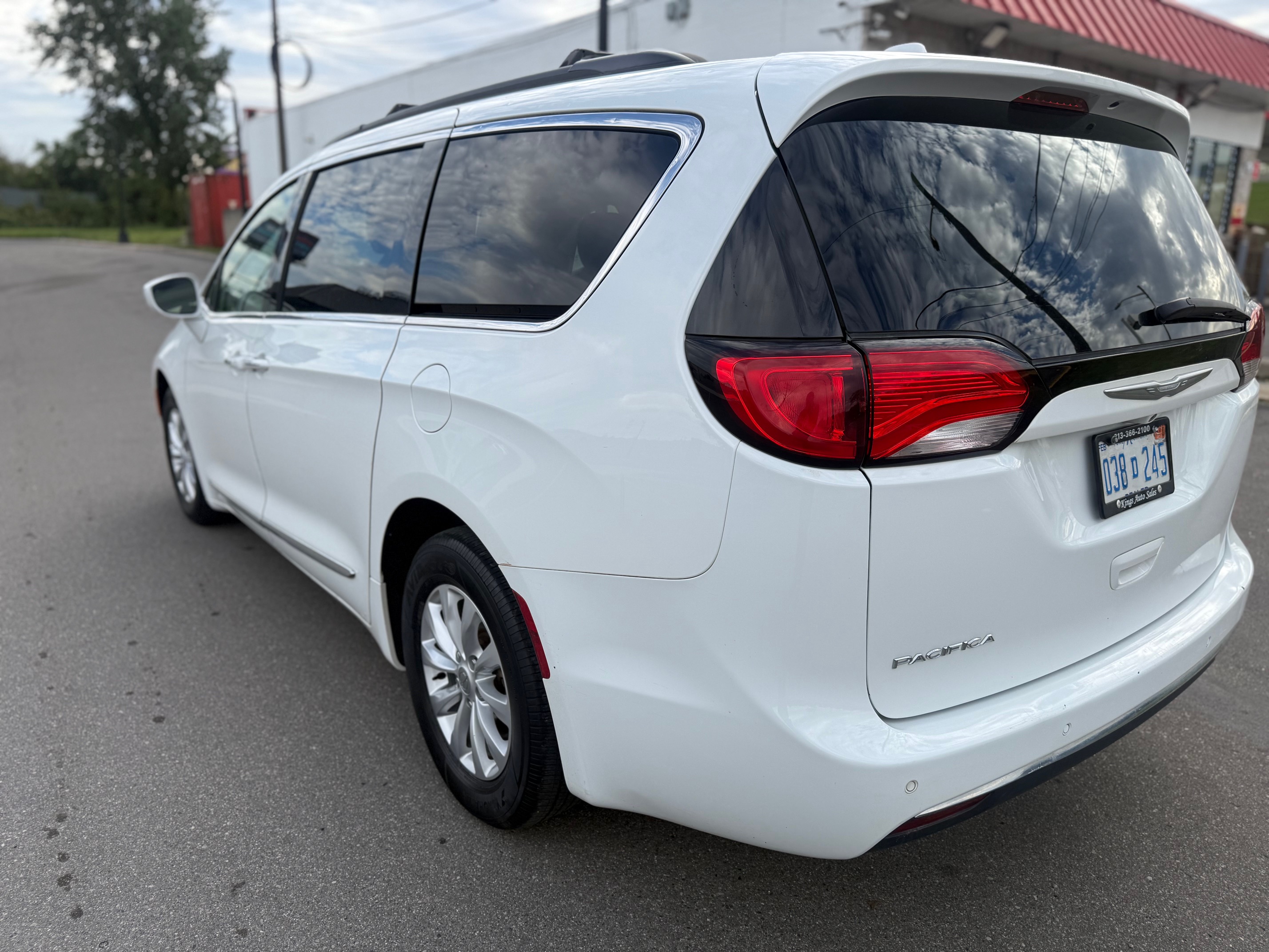 Used 2017 Chrysler Pacifica Touring-L FWD image 4