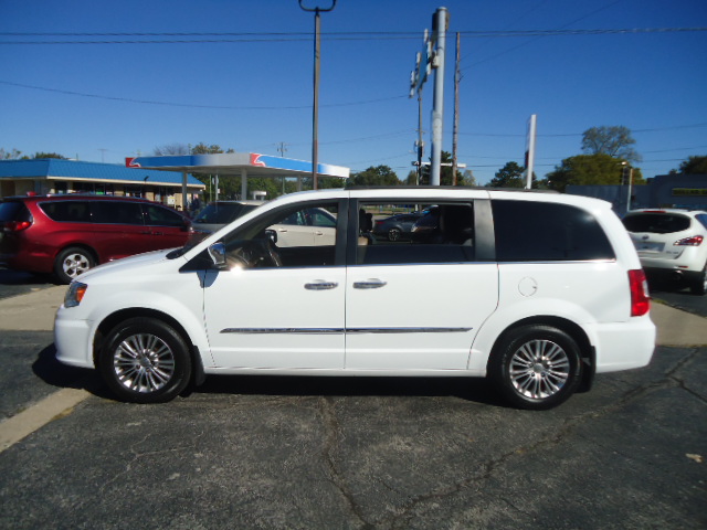 Used 2015 Chrysler Town & Country Touring-L FWD image 1