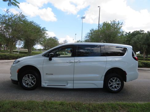 Used 2024 Chrysler Pacifica Touring-L image 10