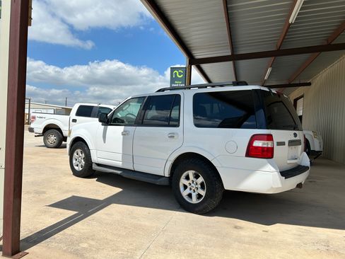 Used 2009 Ford Expedition 4WD XLT image 3