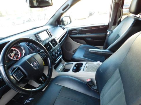 Used 2019 Dodge Grand Caravan SXT image 11