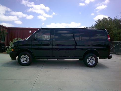 Used 2019 Chevrolet Express 2500 RWD image 2