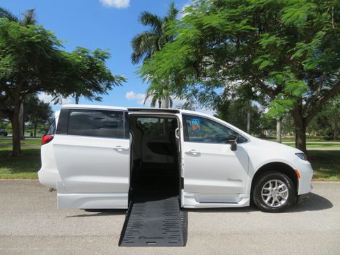 Used 2024 Chrysler Pacifica Touring-L image 19