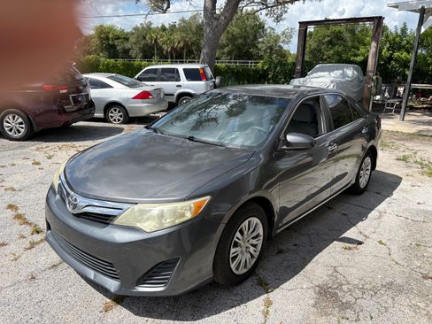 Used 2013 Toyota Camry SE Sedan FWD image 2
