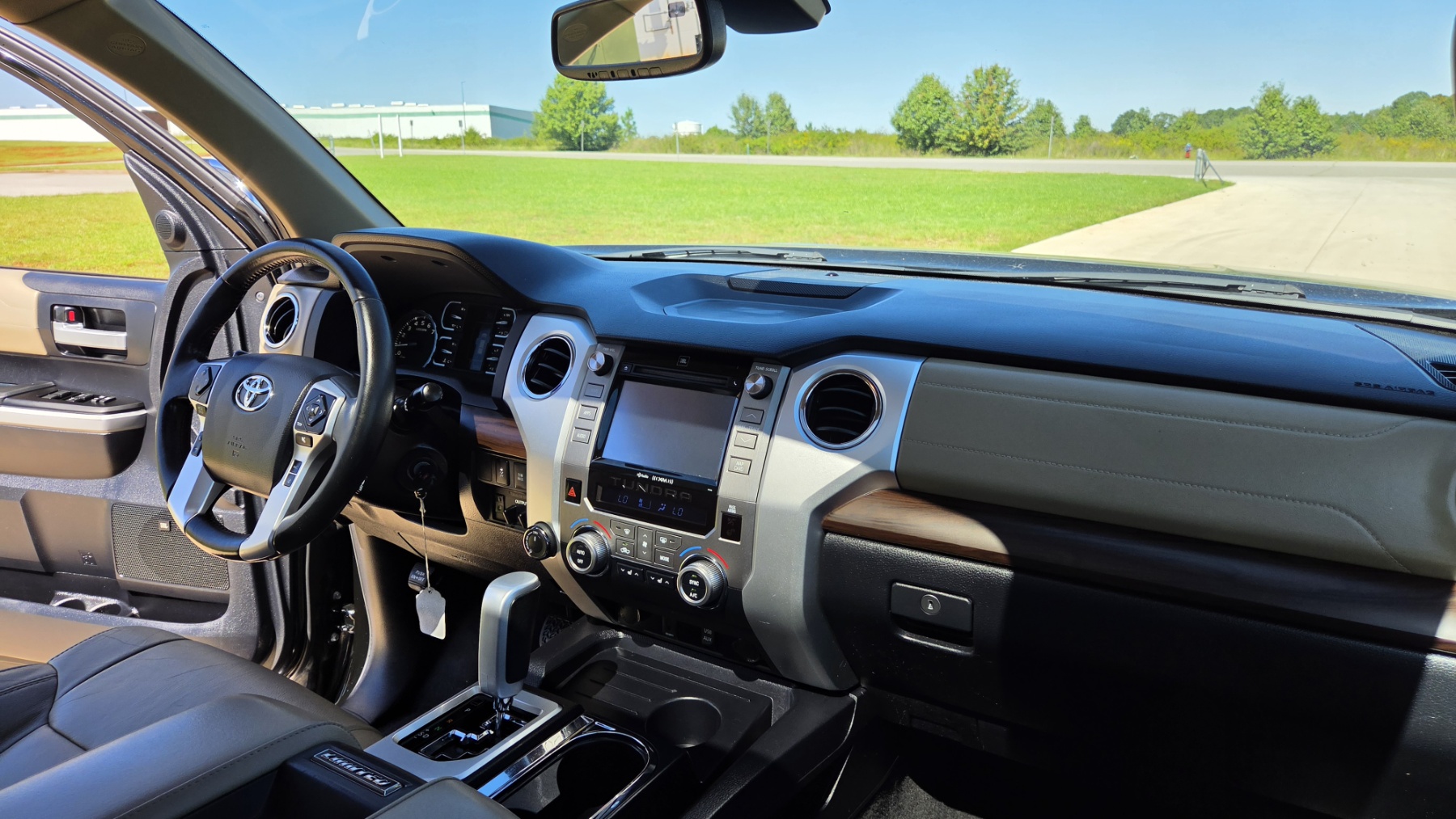 Used 2018 Toyota Tundra 4x4 CrewMax Limited image 16