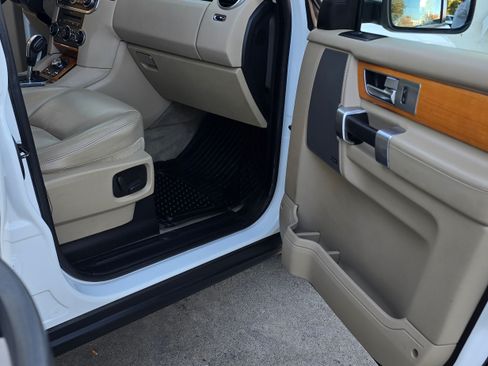 Used 2011 Land Rover LR4 HSE LUX image 25