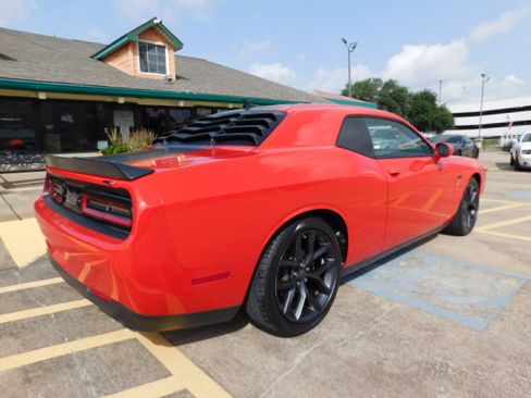 Used 2016 Dodge Challenger R/T Shaker RWD image 8
