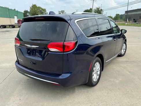 Used 2018 Chrysler Pacifica Touring-L image 8