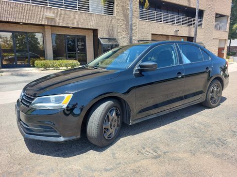 Used 2015 Volkswagen Jetta S image 2