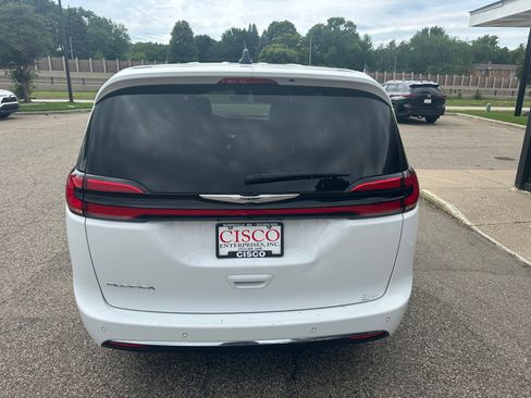 Used 2024 Chrysler Pacifica Touring-L FWD image 8